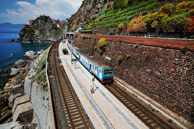 Un train à travers les Cinques Terres en Italie 