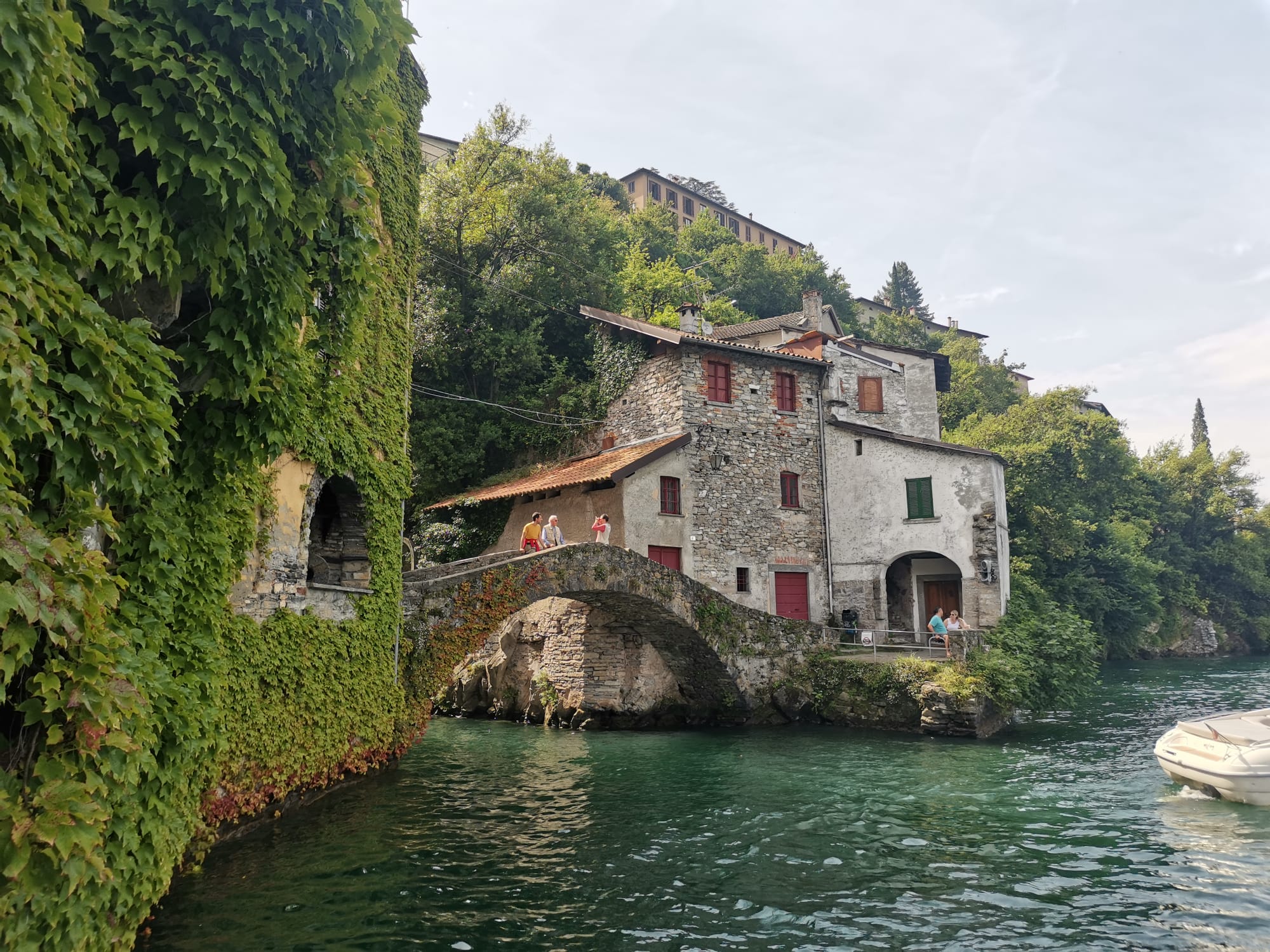 le village de Nesso au bord du lac de Côme en Italie