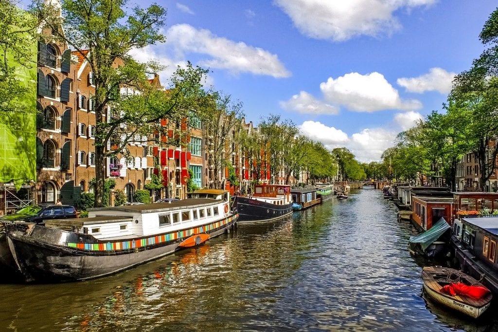 Vue sur le canal d'Amsterdam en Hollande