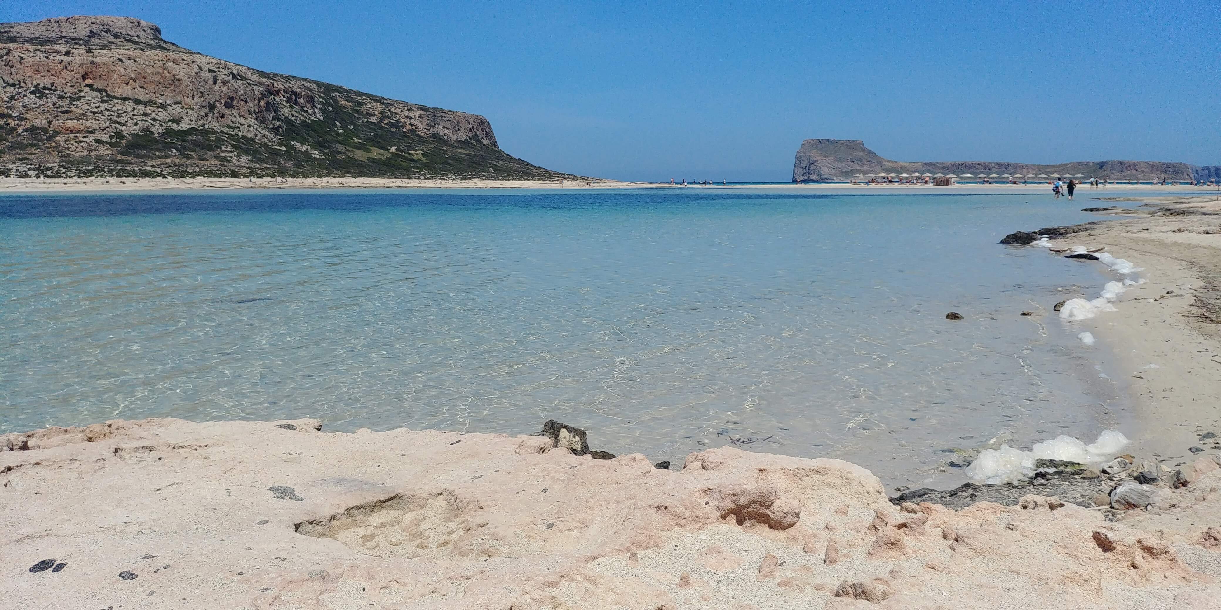 une crique à l'eau turquoise en crète