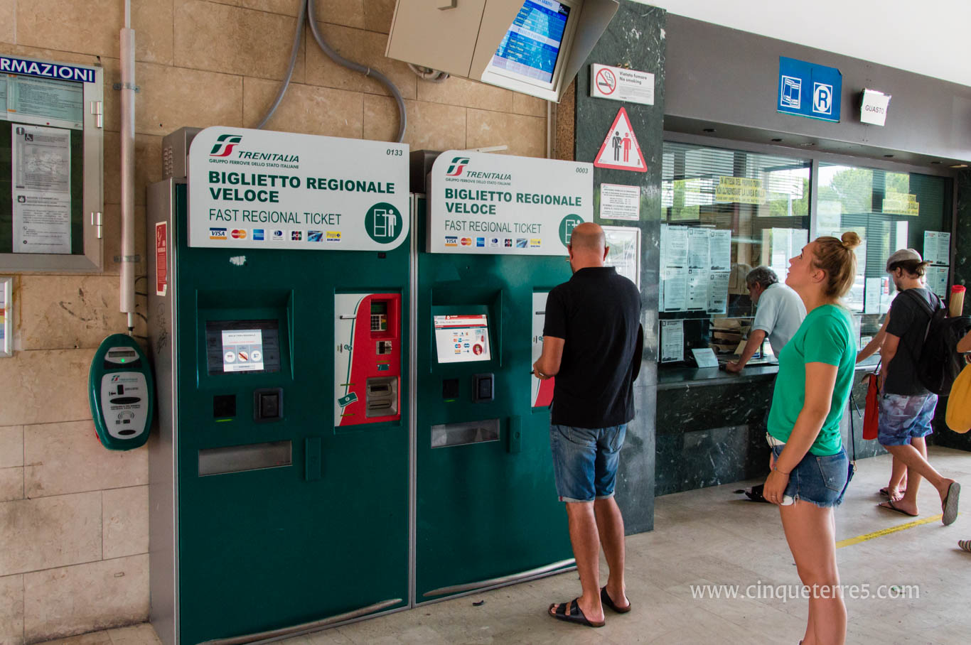 Une borne d'achat de billet de train en Italie