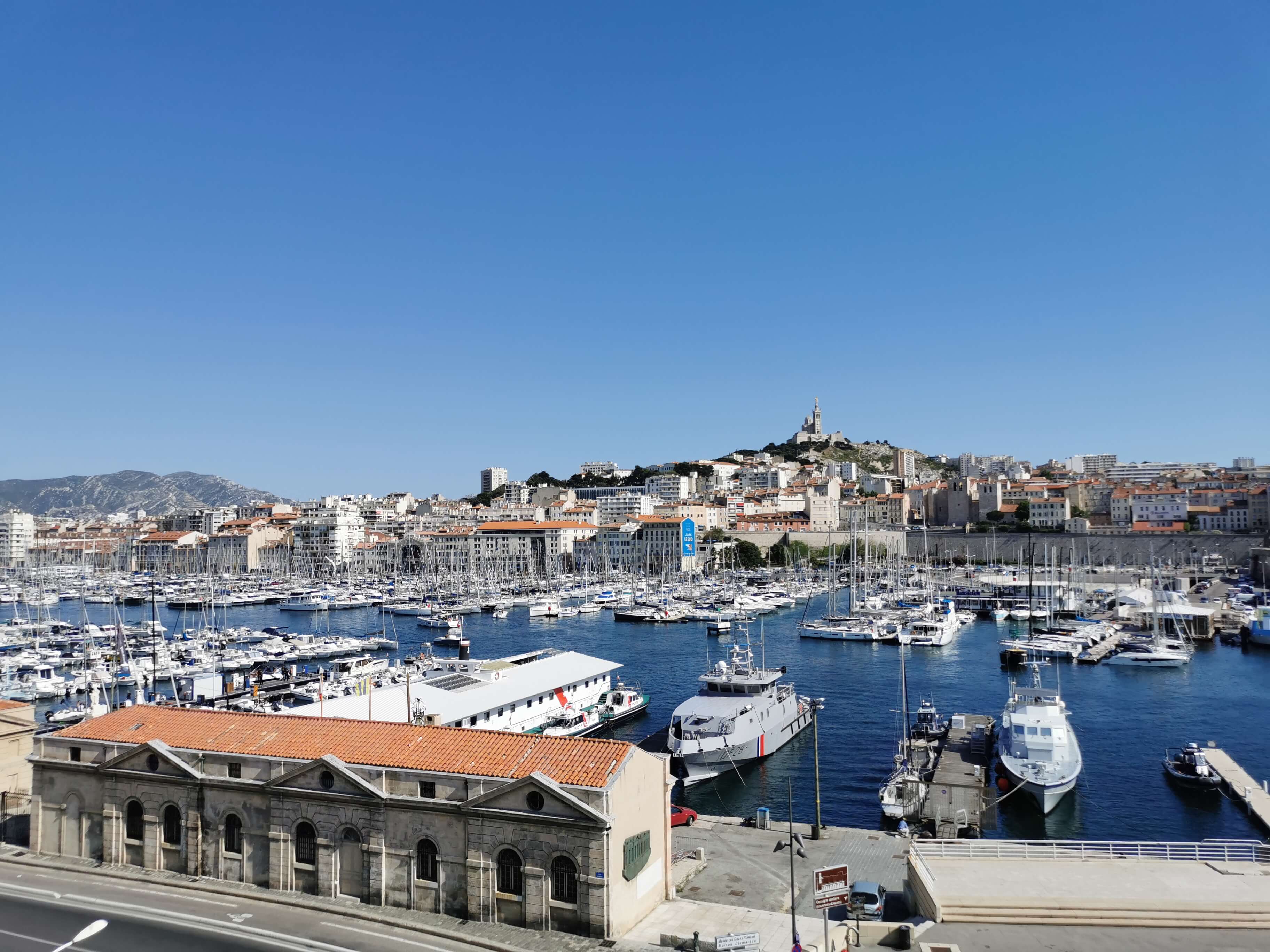 le port de marseille avec vue sur notre dame de la garde