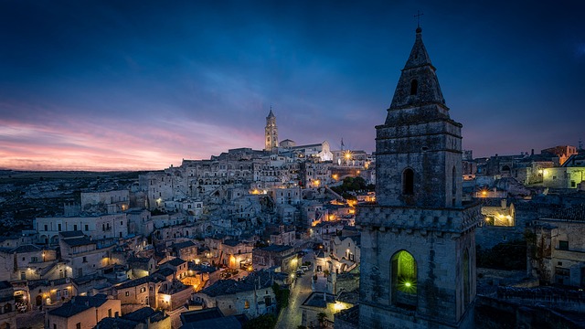 La ville de Matera vue de nuit 