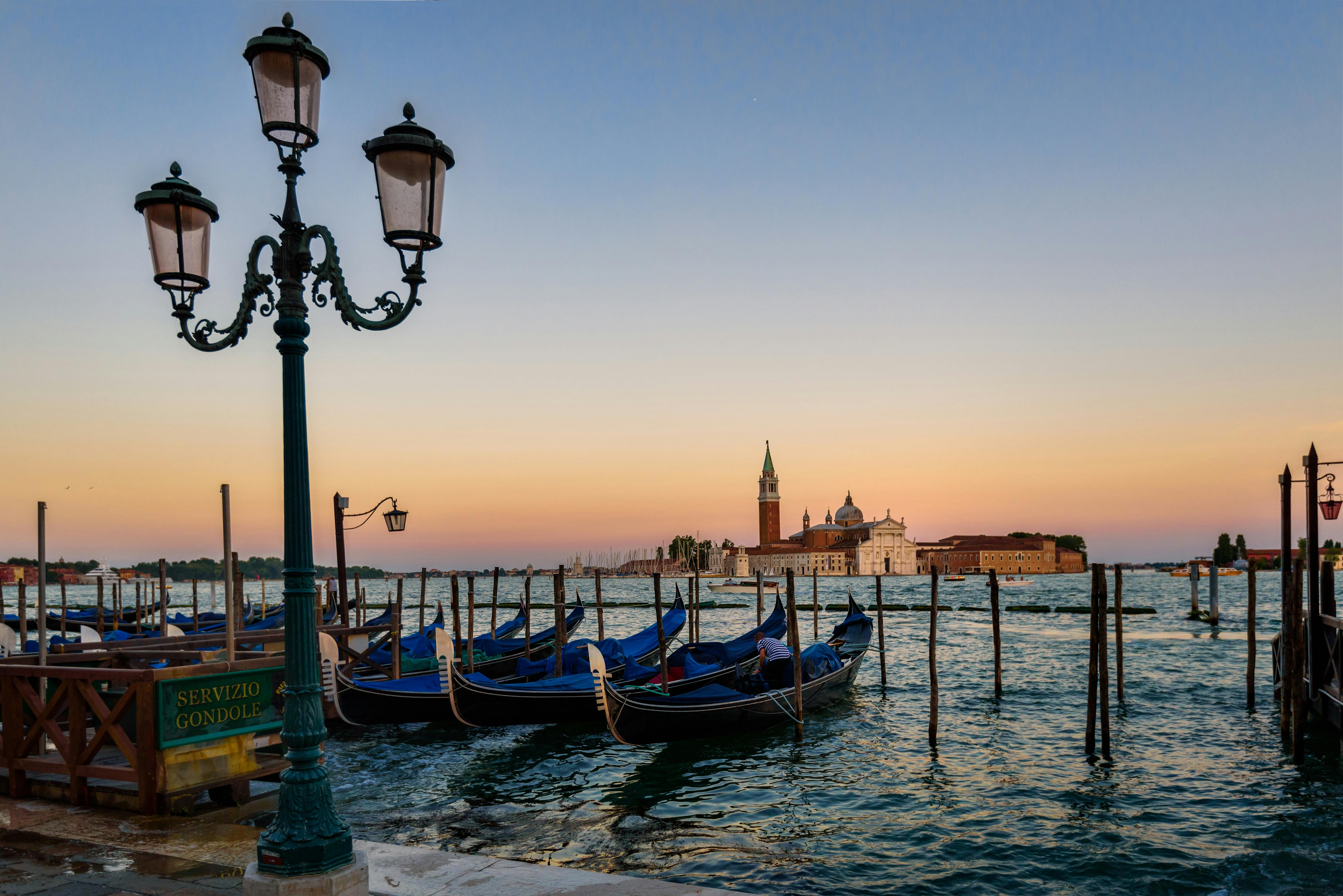 Les canaux de Venise au coucher de soleil 