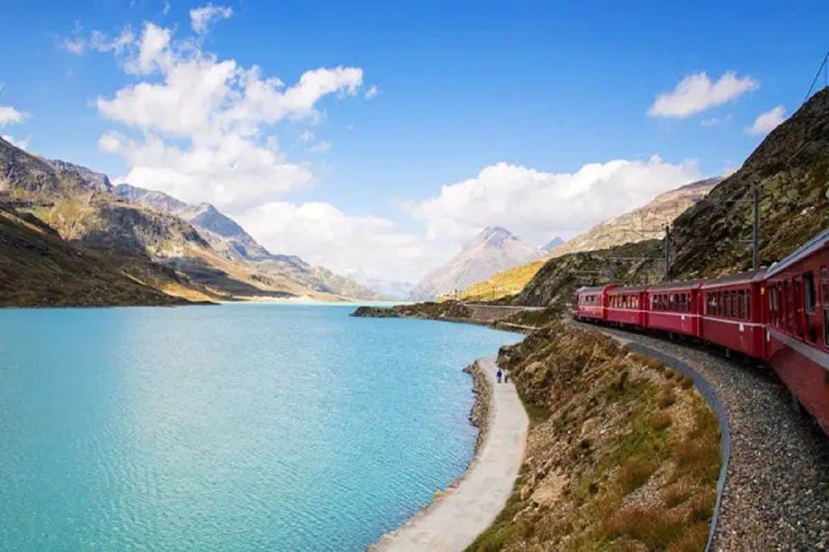 Un train au bord du lac de Côme en Italie